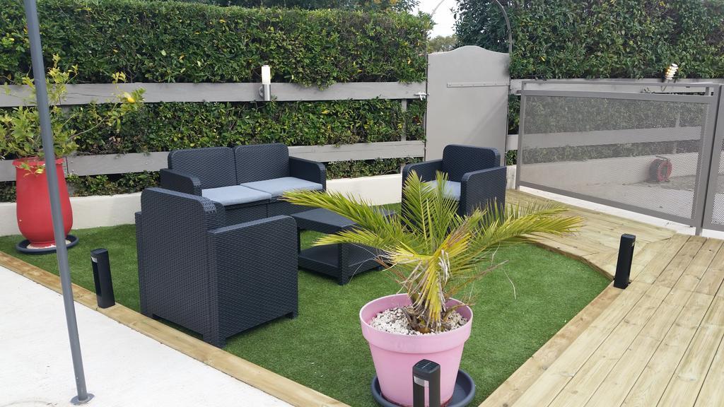 Logis Hotel Restaurant Les Aubuns Caissargues Exterior foto