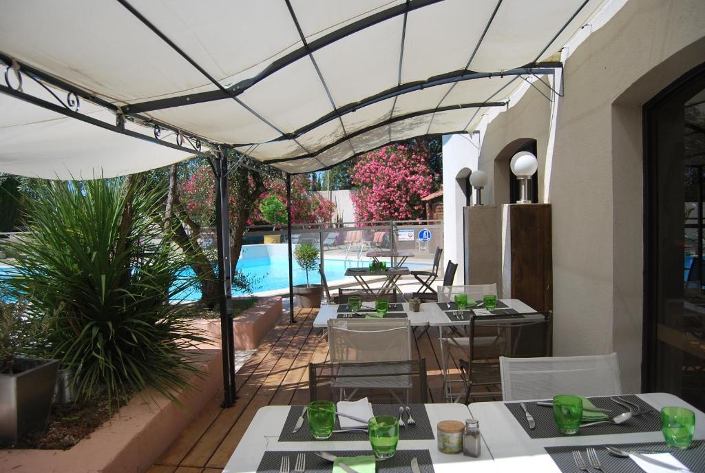 Logis Hotel Restaurant Les Aubuns Caissargues Exterior foto
