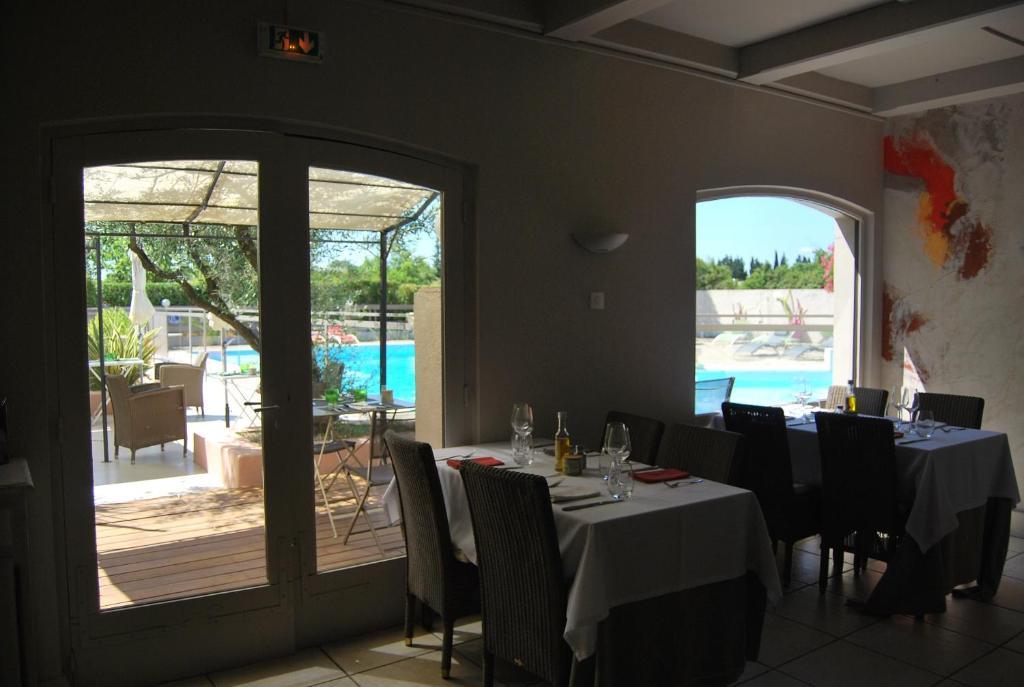 Logis Hotel Restaurant Les Aubuns Caissargues Exterior foto