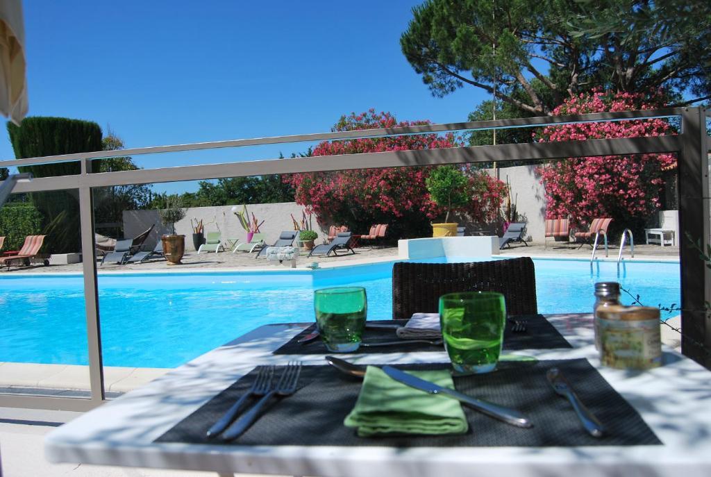 Logis Hotel Restaurant Les Aubuns Caissargues Exterior foto