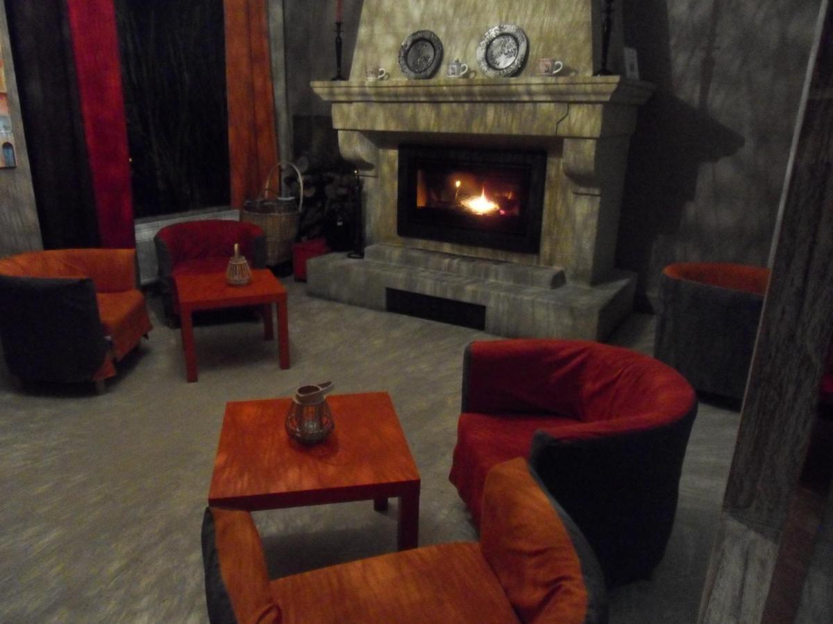 Logis Hotel Restaurant Les Aubuns Caissargues Exterior foto